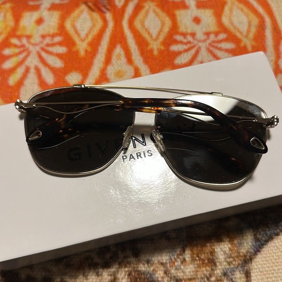 Givenchy 😍 - Picture 4 of 10